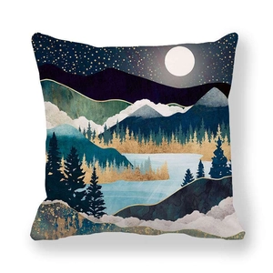 Détail de la taie d'oreiller texture marbre avec motifs de montagne et forêt dorée