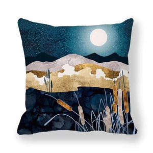 Détail de la housse de coussin texture marbre avec lune abstraite et montagnes dorées