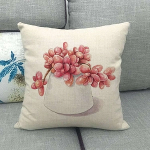Detalle de la funda de cojín de lino y algodón con estampado de planta suculenta roja