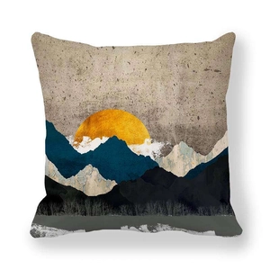 Detalle de la funda de cojín en piel de melocotón con diseño abstracto de sol y montaña