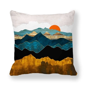 Detalle de funda de cojín con textura de mármol y paisaje abstracto de sol y montaña