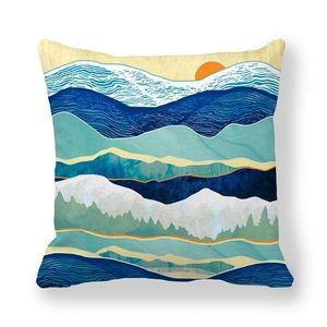 Detalle macro de funda de almohada en piel de melocotón con sol y paisaje de mármol