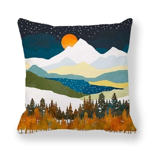 Detalle del estampado artístico de montaña y atardecer en funda de almohada suave