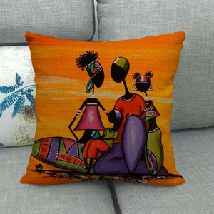 Nahaufnahme von Leinen-Kissenhülle mit buntem afrikanischem Motiv auf dem Sofa