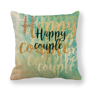 Makro-Detail von quadratischem Kissenbezug aus Leinen mit blau-goldem Happy-Couple-Text