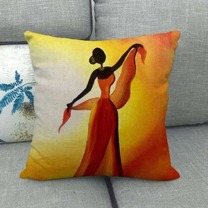 Detail eines Leinenkissenbezugs mit afrikanischer Tänzerin auf grauem Sofa Dekor