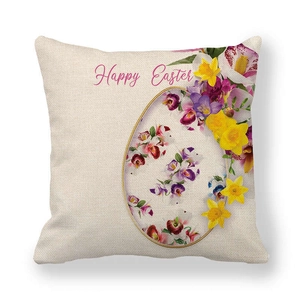 Detailstruktur des Leinen-Osterkissenbezugs mit floralem Ei und Happy Easter Text