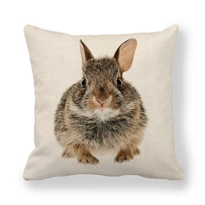 Funda de cojín de lino con estampado de conejo realista y textura natural en fondo blanco