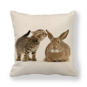 Funda de cojín de lino de Pascua con estampado de gato y conejo sobre fondo crema