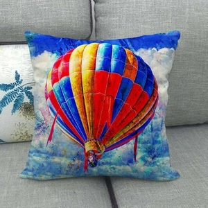 Künstlerischer Heißluftballon Kissenbezug aus Leinen auf einem grauen Stoffsofa