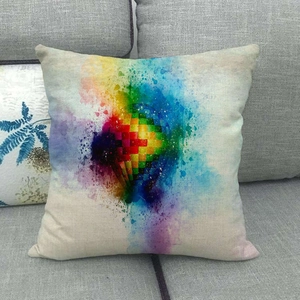Detail eines Leinenkissenbezugs mit farbigem Heißluftballon auf einem grauen Sofa