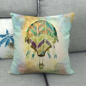 Leinen-Kissenbezug mit buntem Heißluftballon-Motiv und Set Sail & Soar Schriftzug