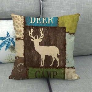Détail d'une housse de coussin en lin rétro avec silhouette de cerf blanche et motif Deer Camp