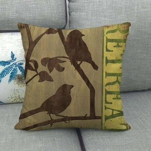 Détail de la housse de coussin en lin vintage avec silhouettes d'oiseaux et texture