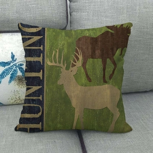Détail de la texture en lin vintage avec motif de cerf et lettrage HUNTING sur le coussin