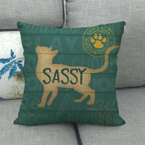 Housse de coussin en lin vert avec silhouette de chat jaune et inscription Sassy stylisée