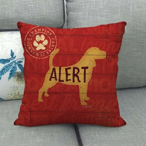 Housse de coussin en lin avec texture bois rouge et silhouette de chien dorée sur canapé