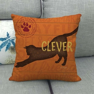 Housse de coussin carrée en lin orange avec silhouette de chat sur un canapé gris