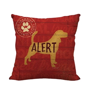 Housse de coussin en lin rouge vintage avec silhouette de chien dorée et texte alert