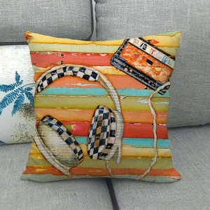Dettaglio della federa in lino stile retro pop art con design di cassetta e cuffie
