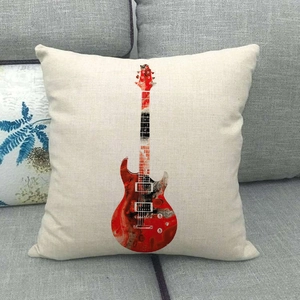 Primer plano de funda de cojín de lino con estampado de guitarra sobre sofá gris