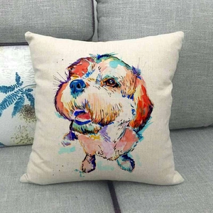 Dettaglio della federa quadrata in lino con illustrazione di cane ad acquerello su divano grigio