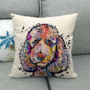 Ritratto artistico di cane su federa in lino con stile graffiti colorati sul divano