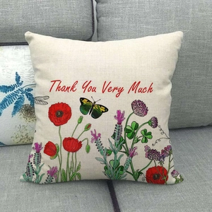 Detalle del bordado floral en funda de lino con el texto Thank You Very Much