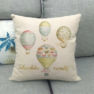 Détail de la texture en lin avec motif montgolfière et citation Adventure awaits