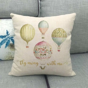 Détail de la housse de coussin en lin avec montgolfières vintage et texte fly away