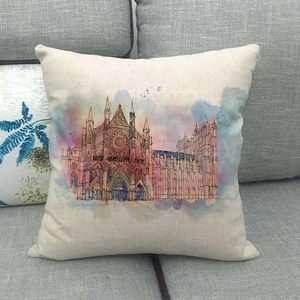 Dettaglio del cuscino in lino con stampa acquerello di una cattedrale d'arte
