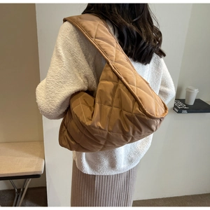 Vue détaillée du motif matelassé et de la texture du sac hobo marron pour femmes