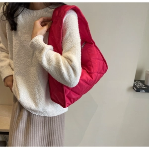 Détail du sac cabas matelassé rouge rose avec motif en losange et grande capacité chic