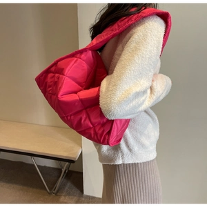 Détail du motif matelassé en losange sur le grand sac cabas magenta à texture souple