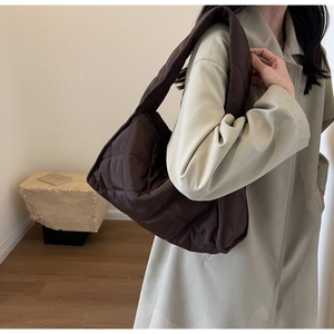 Vue détaillée du sac hobo matelassé marron café avec large bandoulière et nylon brillant