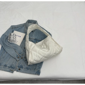 Détail d'un grand sac cabas hobo blanc matelassé avec fermeture éclair et bandoulière