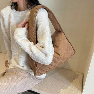Sac fourre-tout matelassé marron à grande capacité pour le style décontracté des femmes