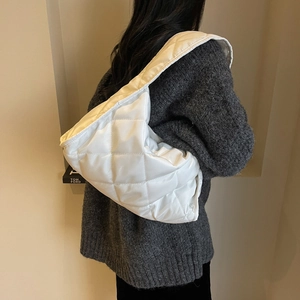 Sac fourre-tout matelassé blanc pour femme avec un design spacieux et une bandoulière