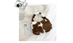 Vue de dessus d'un sac à main en peluche à motif vache avec accessoires de mode modernes
