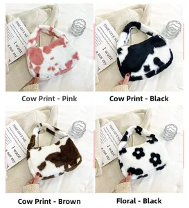 Détail de sacs à main en peluche avec motifs de vache et fleurs pour l'automne-hiver