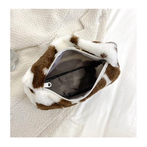Vue détaillée du sac peluche à motif vache avec fermeture éclair et doublure noire