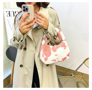 Détail d'un sac à main en fausse fourrure rose et blanc assorti à un trench-coat kaki élégant