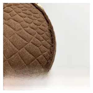 Gros plan sur la matière feutre marron motif crocodile et coutures du sac croissant