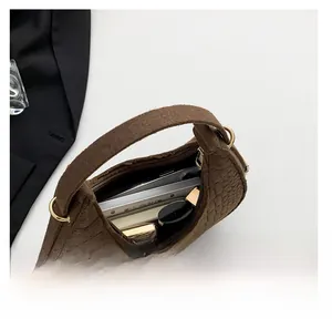 Vue intérieure montrant la capacité du sac hobo marron à motif de pierre pour l'essentiel