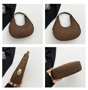 Détails du sac baguette marron à texture crocodile et feutre avec boucle dorée