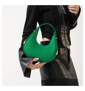 Gros plan du sac hobo vert vif avec cuir gaufré crocodile et boucle en métal doré