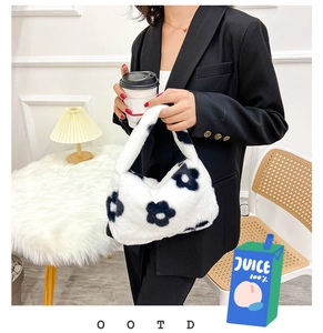 Vue détaillée du sac à main en peluche avec motif floral noir et blanc pour l'hiver