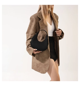 Détails du sac sous le bras noir à motif crocodile avec des boucles en métal doré chic