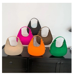 Vue détaillée de sacs hobo en demi-lune avec gaufrage crocodile en six couleurs
