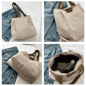 Detalle del interior del bolso tote de lona beige con gran capacidad para uso diario